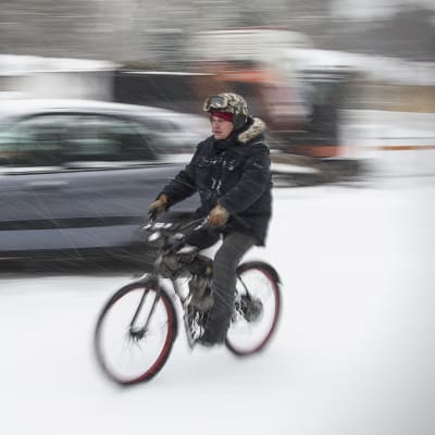 Vesa Eronen ajaa polttomoottorilla varustetulla polkupyörällä. 