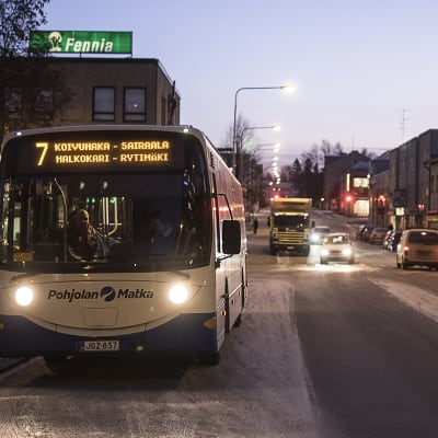 Seiskan bussi Torikadun pysäkillä.