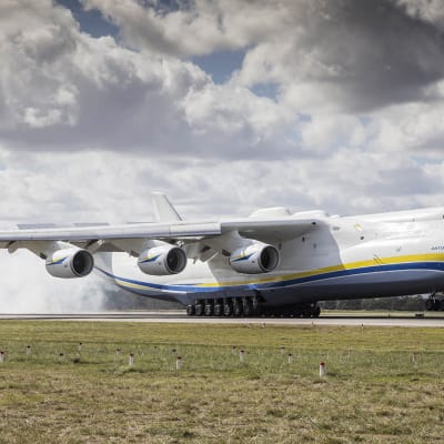 Maailman suurin lentokone Antonov An-225 laskeutui ensimmäsitä kertaa Australian maaperälle Perthissä.