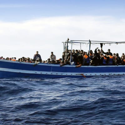 Satoja Afrikasta Eurooppaan pyrkiviä sulloutui kalastajaveneeseen Libyan rannikon edustalla 
