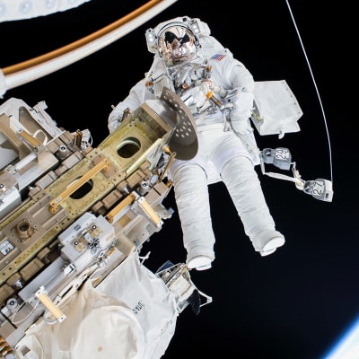 Timothy Kopra leijuu avaruudessa kansainvälisen avaruusaluksen ulkopuolella.