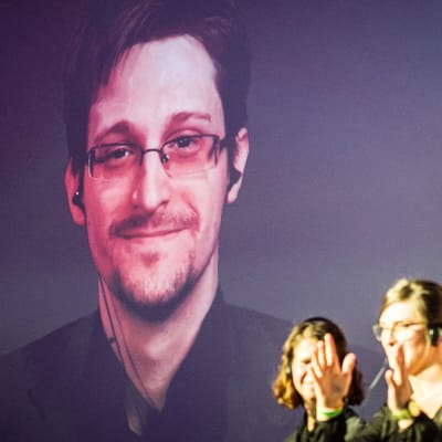 Edward Snowdenin videostriimi Berliinissä.