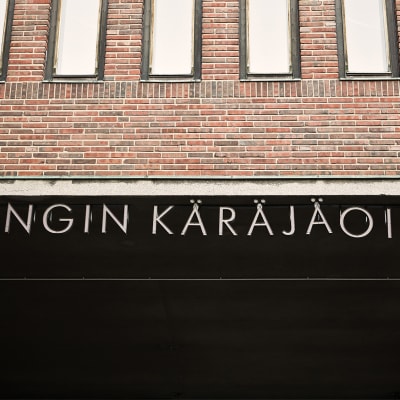 Helsingin käräjäoikeuden sisäänkäynti.