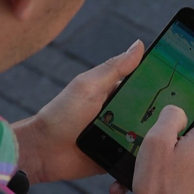 Pokémon Go -peli kännykän ruudulla.