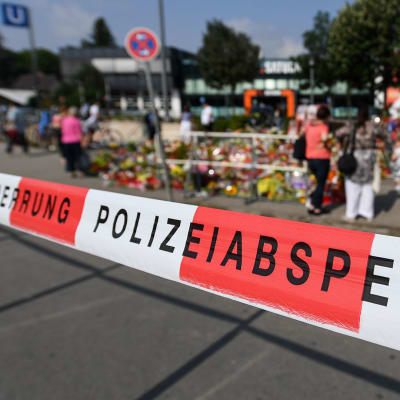 Kukkia poliisinauhan takana.