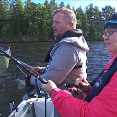Timo Haavisto auttaa toimittaja Riina Mäentaustaa vetouistelussa - Riinan siiman päässä odottaa hauki.