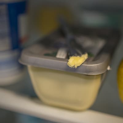 Margariinirasian päällä oleva veitsi jääkaapissa.