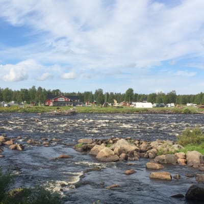 Ruotsin puolen Kukkolankoski Suomen puolelta joen yli nähtynä.