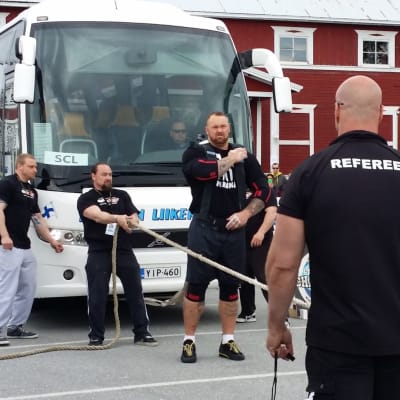 Hafthor Björnsson valmistautuu vetämään bussia köydellä