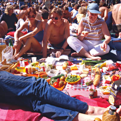 Pori Jazzin piknikillä on pitkät perinteet. Festivaaleilla vietettiin iloista ja helteistä konserttipäivää vuonna 1984.