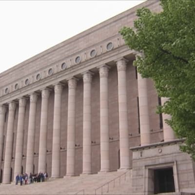Eduskuntatalo ulkopuolelta kuvattuna kesällä.