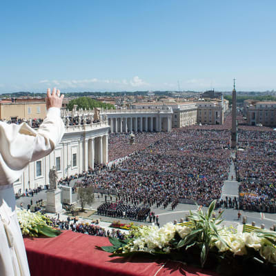 Paavi Franciscus heiluttaa Pietarinkirkon aukion tuhansille katsojille.