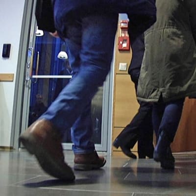 Ihmisiä menossa oikeudenkäyntiin Jyväskylän Oikeustalolla.