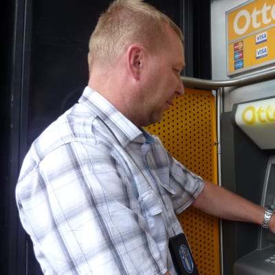 Pankkiautomaatti Pekka Jäntti Komisario nostoautomaatti