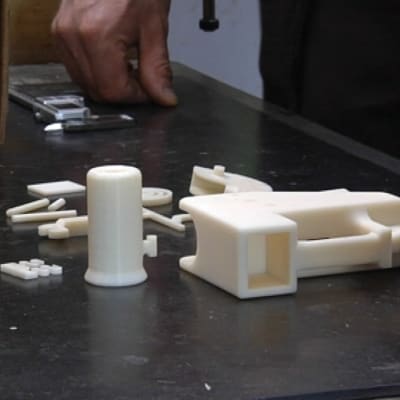Ajankohtainen kakkonen testasi 3D-tulostimella valmistettua asetta Ikaalisten aseseppäkoulussa.