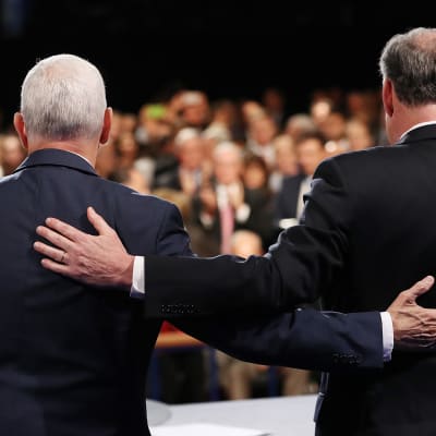 Republikaani Mike Pence (vas.) ja demokraatti Tim Kaine.