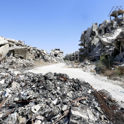 Pommitusten aiheuttamaan tuhoa Syyrian Homsissa.