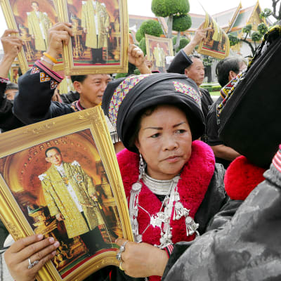 Thaimaalaiset surijat kokoontuvat muistamaan kuningas Bhumibol Adulyadejia Bangkokissa.