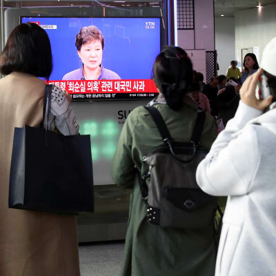 Eteläkorealaiset seuraavat juna-asemalla Soulissa presidentti  Park Geun-heen julkista anteeksipyyntöä.