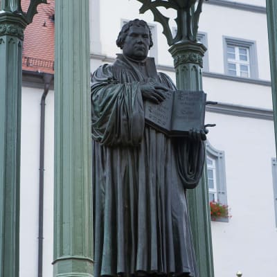 Lutherin patsas seisoo Wittenbergin vanhan raatihuoneen edessä. 