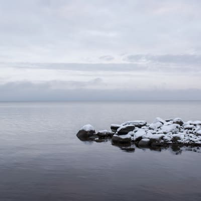 Oulujärvi sulana, ensilunta kivillä.