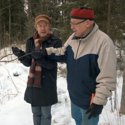Einari ja Veikko testaavat elokuvassataikavarpua.