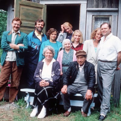 Metsolan perhe Leppävaaran tilan portailla vuonna 1993.