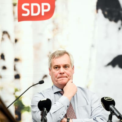 Antti Rinne SDPn puoluevaltuuston kokouksessa.