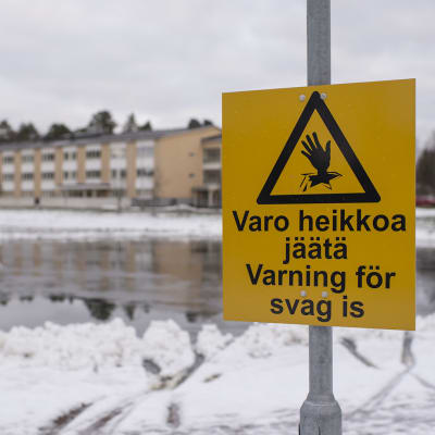 Kyltissä lukee: Varo heikkoa jäätä.