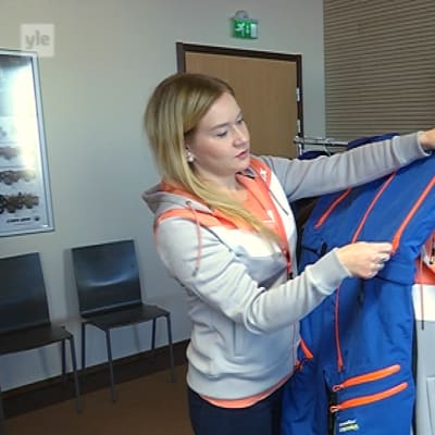 Annukka Heinonen esittelee teknistä ajohaalaria, joka sopii keveytensä vuoksi hyvin myös lasketteluun.