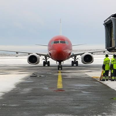 Norwegianin kone Rovaniemen lentokentällä.