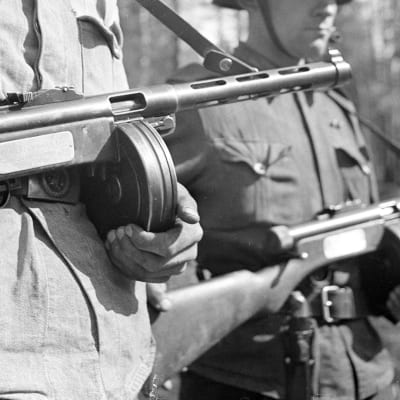 Jatkosodan sotilaita aseineen
