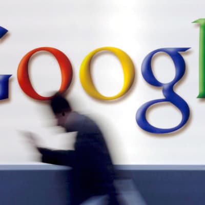 Googlen logo talon seinässä.