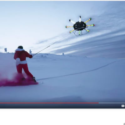 Kuvakaappaus youtube.com -sivustolta dronen eli lennokin avulla lautailevasta miehestä.