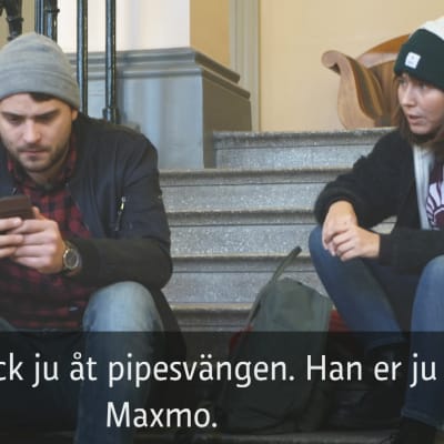Två karaktärer sitter i en trappa och diskuterar.