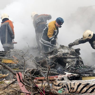 Pelastustyöntekijät tutkivat onnettomuuspaikka Biškekissä.