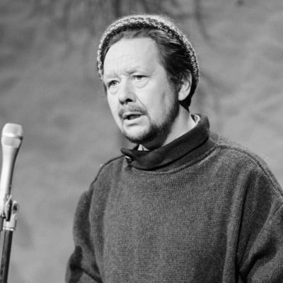 Näyttelijä Lasse Pöysti Ylen studiossa vuonna 1970.