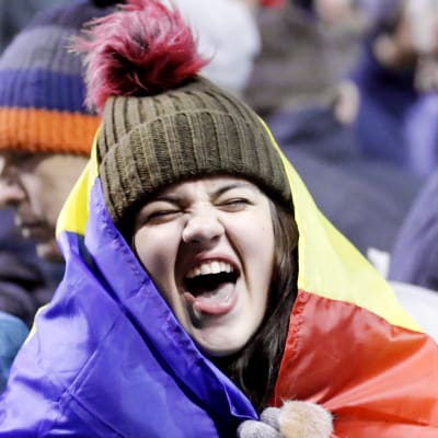 Romanialainen nuori nainen osoittaa mieltään Bukarestissa.
