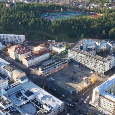 Ilmakuvassa Jyväskylän tori , Harjunkulman kerrostalokortteli , Harjun stadion, Lyseo, Kauppahalli, Siionin temppeli ja Fredriksonin entinen lakkitehdas ja asuintalo.
