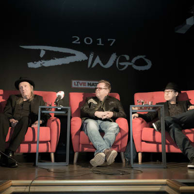 Dingo-yhtye istuu lavalla pressitilaisuudessa 