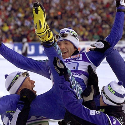 Janne Immonen, Harri Kirvesniemi ja Sami Repo heittivät Mika Myllylää ilmaan 22. helmikuuta 2001 Lahden  MM-kisoissa, joissa tämä voitti kultaa suorituksellaan.