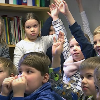 Ilmajoen Palonkylän koulun nuorimmat oppilaat talvella 2017.