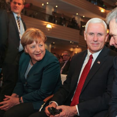 Saksan liittokansleri Angela Merkel, Yhdysvaltain varapresidentti Mike Pence ja presidentti Sauli Niinistö Münchenin turvallisuuskonferenssissa hetkeä ennen varapresidentin puhetta 18. helmikuuta 2017.