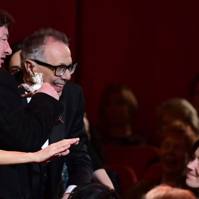 Ohjaaja Aki Kaurismäki vastaanotti Hopeisen karhun Berliinin elokuvajuhlilla 18. helmikuuta. 