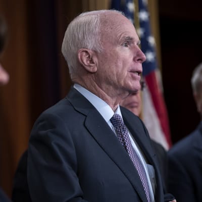 Arizonan senaattori John McCain (kesk.) ja Etelä-Carolinan senaattori Lindsey Graham (oik.) tiedotustilaisuudessa Washingtonissa 10. tammikuuta 2017. 