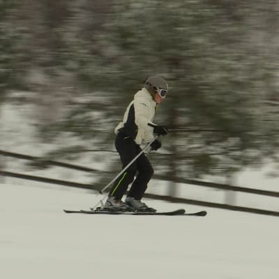 En person åker slalom i en backe.