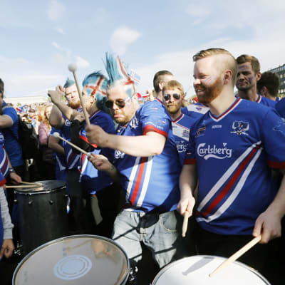 Islannin jalkapallojoukkueen kannattajat kokoontuvat katsomaan ottelua Reykjavikissa.
