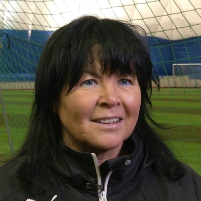Tillslagstränaren Eija Feodoroff i närbild inne i en fotbollshall.