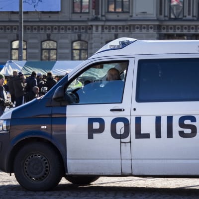 Poliisiauto Helsingin Rautatientorilla.