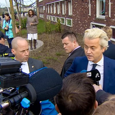 Geert Wilders puhuu kameroille